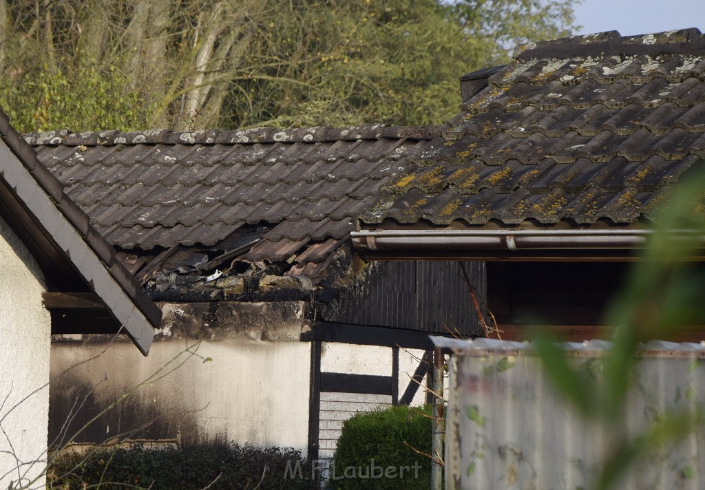 Feuer 1 brannten 3 Lauben Koeln Fuehlingen Kriegerhofstr P095.JPG - Miklos Laubert